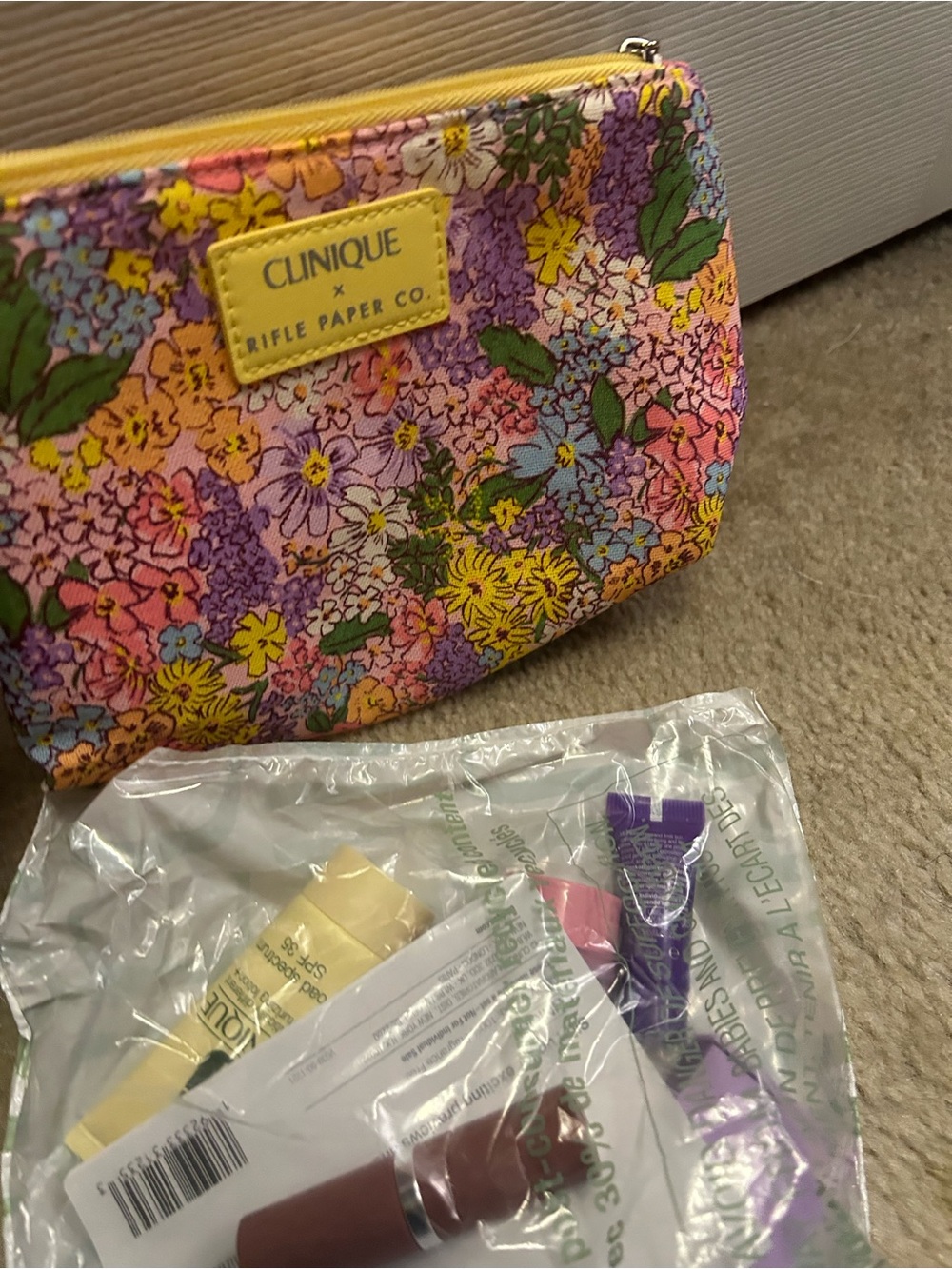 NWT CLINIQUE 5 piece gift set.  GORGEOUS floral bag. - Picture 10 of 16